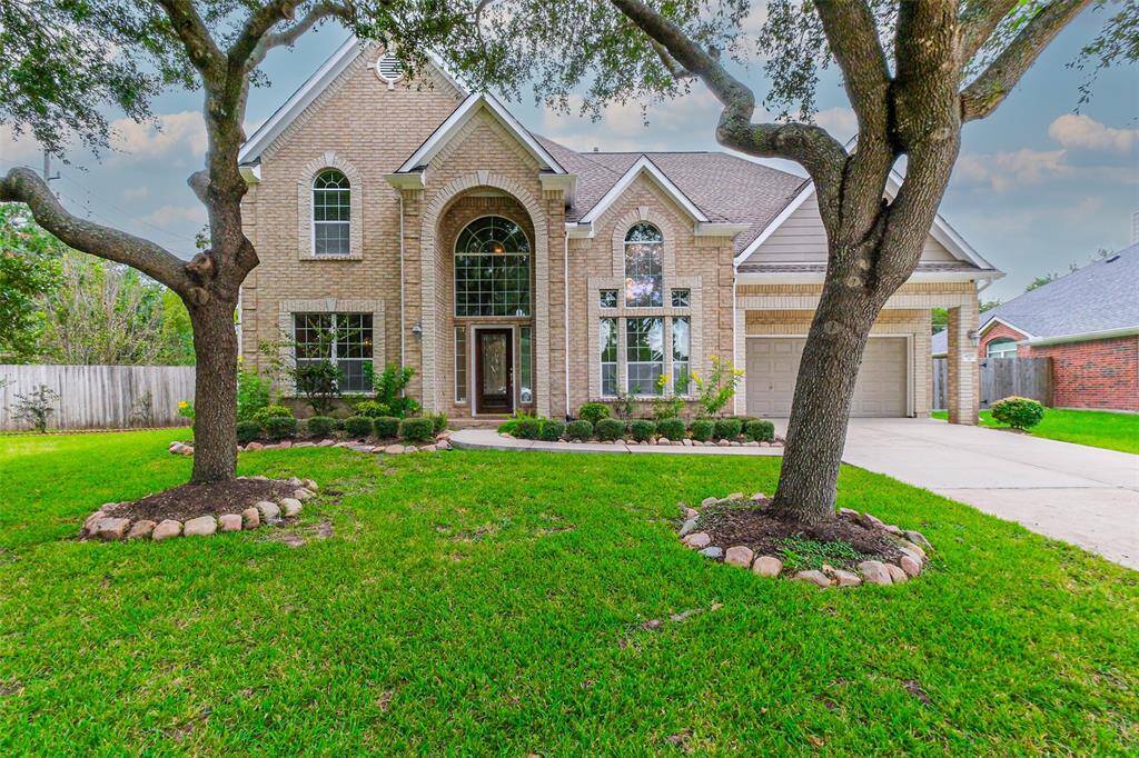 Welcome to this stunning, spacious, and freshly painted 2 story home located in a highly sought-after area in Sugar Land. This home has a large lot with a spacious deck and a waterfall fishpond.