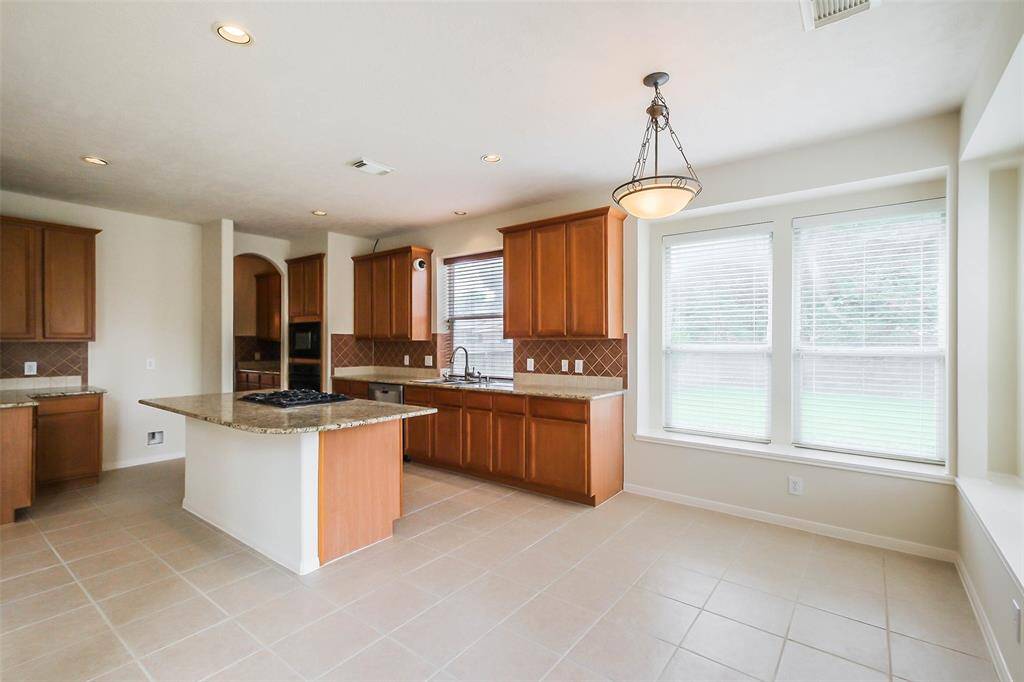 Kitchen/Breakfast connects to Living room offers openness and comfort