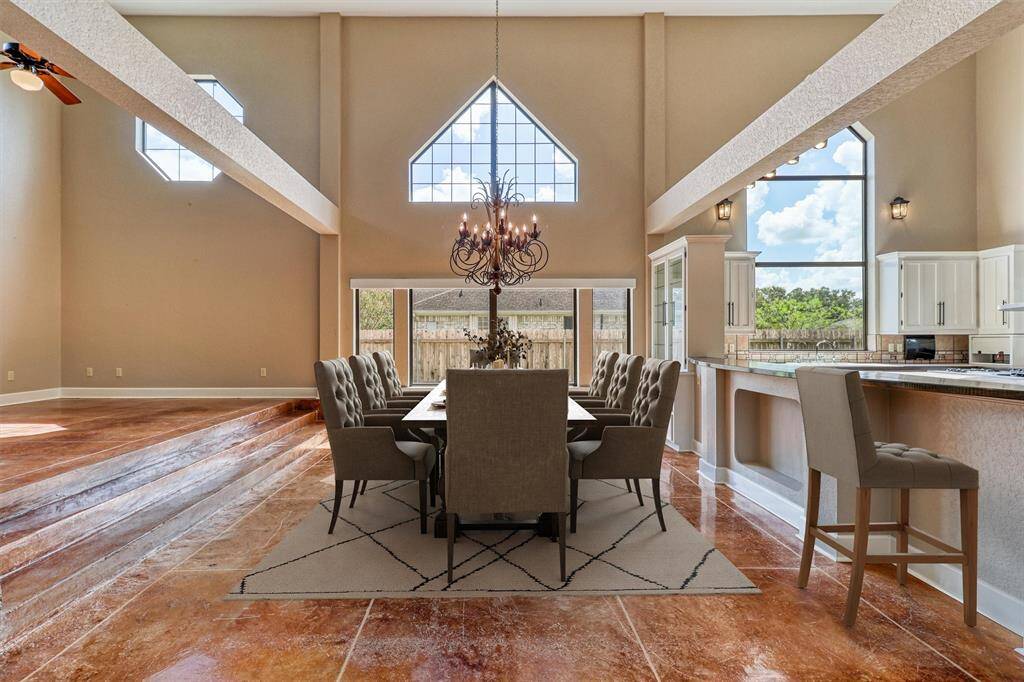 Large Dining Room that can fit any table of your choice. You can also seat guests at the bar. Enjoy all the natural lighting through the big picturesque windows.
