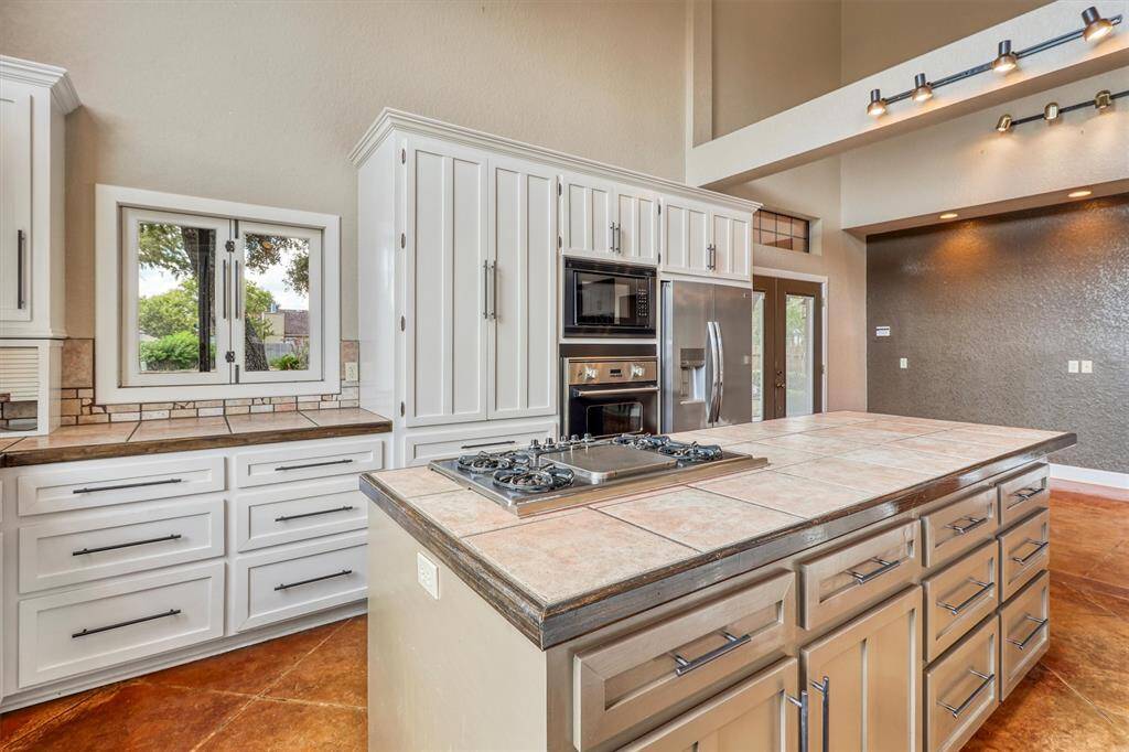 Bonus-pass through window to the outdoor kitchen to transfer food or drinks easily.