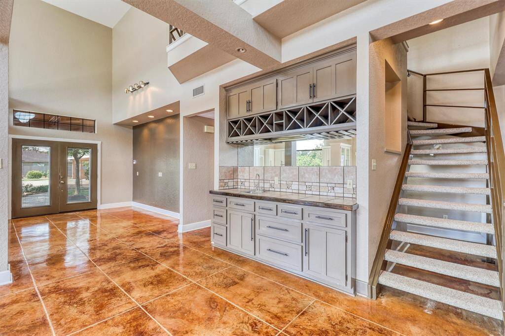 Wet bar and wine holder