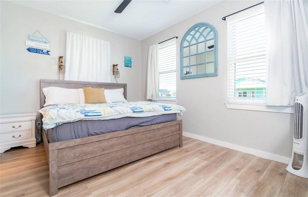 Primary bedroom w/ bay view windows