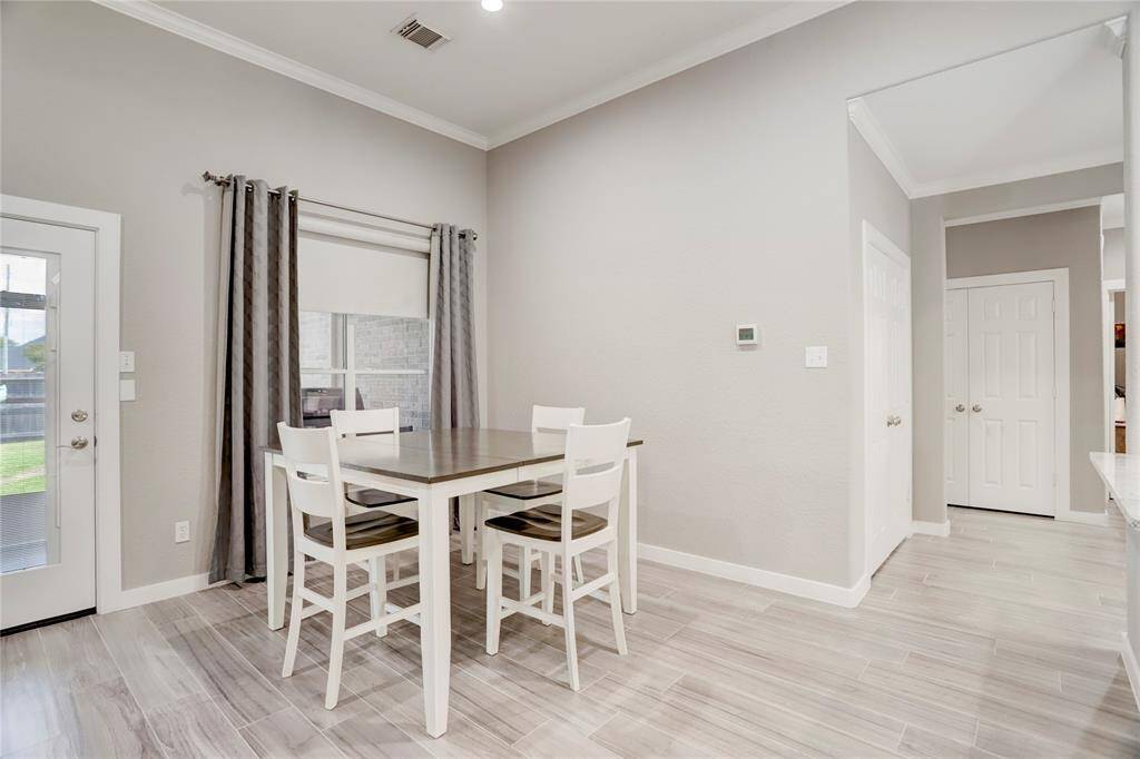THE BREAKFAST AREA IS BRIGHT AND CHEERFUL WITH DIRECT ACCESS TO THE BACK PATIO.