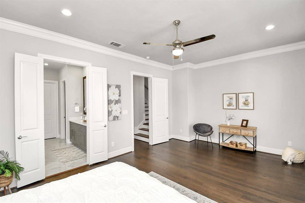 It has a spa-like en-suite bathroom and enough space for a sitting area.