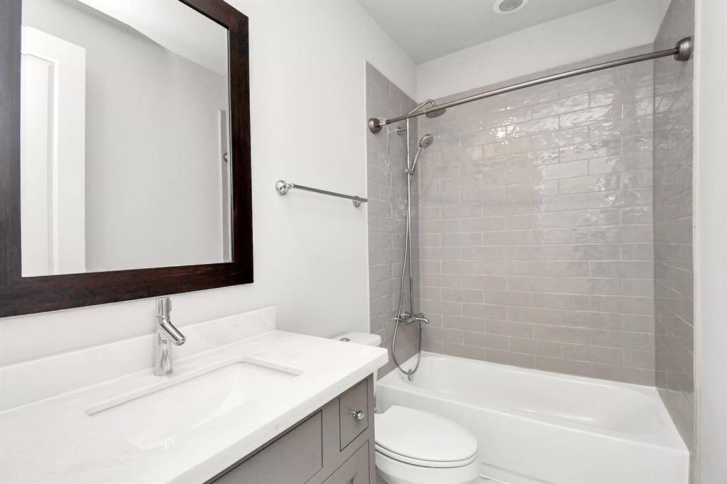 3rd floor full bathroom.