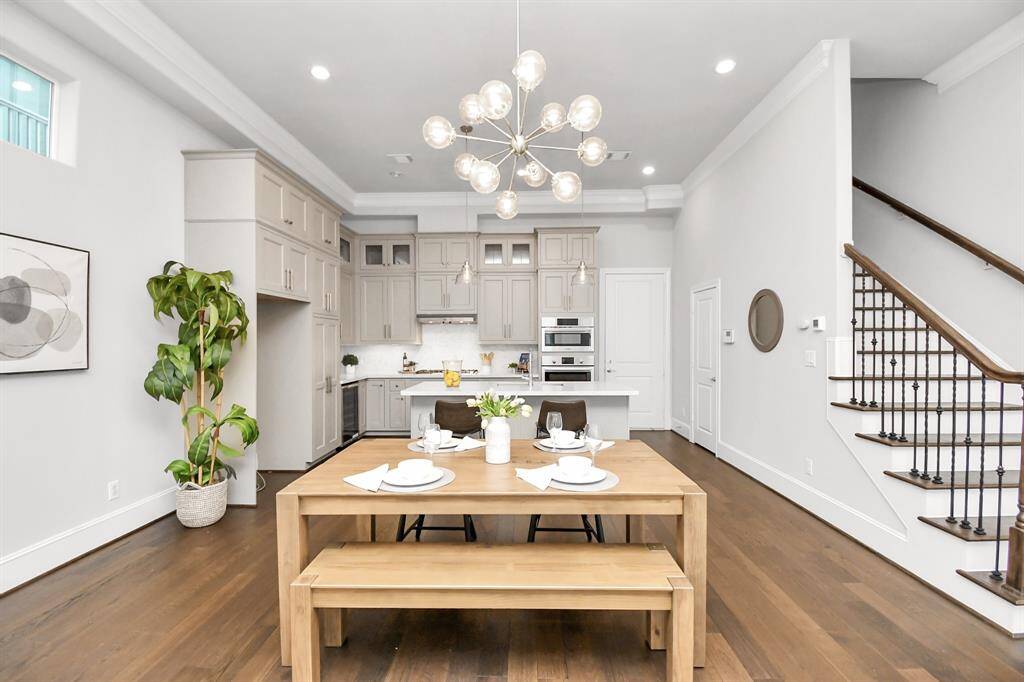 Behing the dinning area you have a dream kitchen with an island that can easily sit 4 stools.