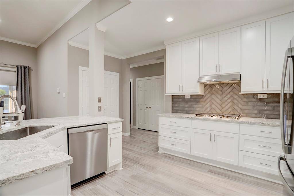 THE LARGE KITCHEN IS BRILLIANTLY LAID OUT WITH AN EFFICIENT CHEFS WORK-TRIANGLE IN MIND.