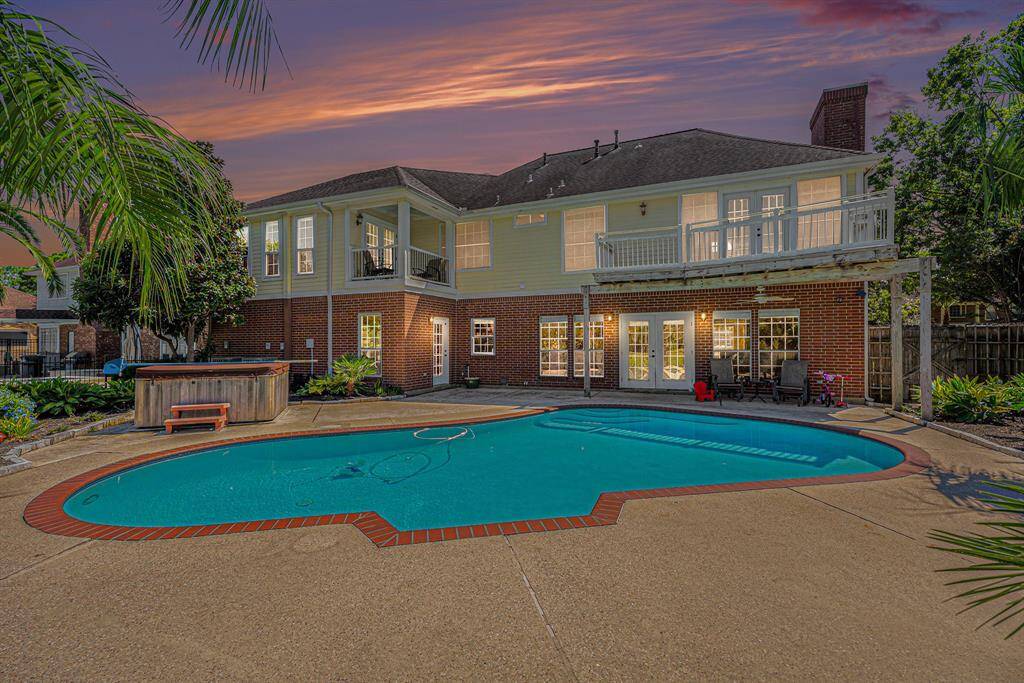 Amazing spacious backyard pool