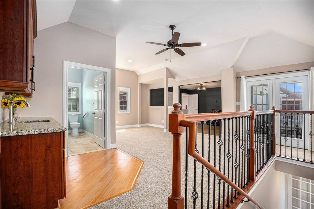 Large guest suite with a mini kitcten