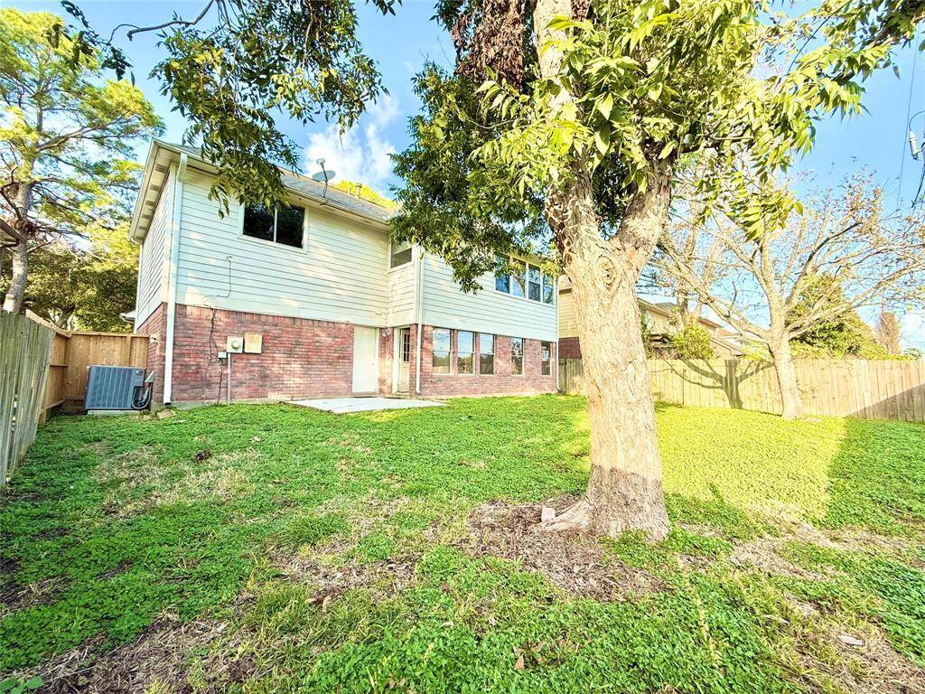 Spacious back yard with no back neighbors.