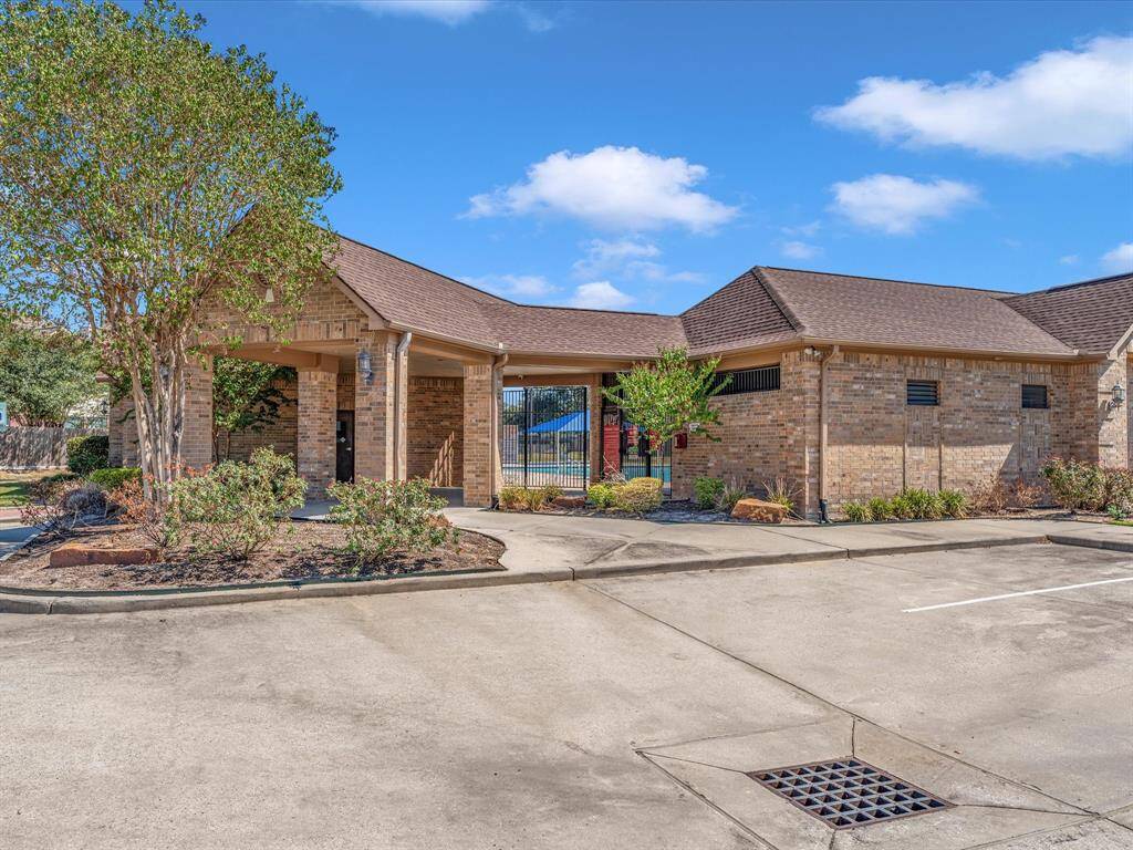 Neighborhood has a wonderful clubhouse that can be used for parties, meetings, and clubs.