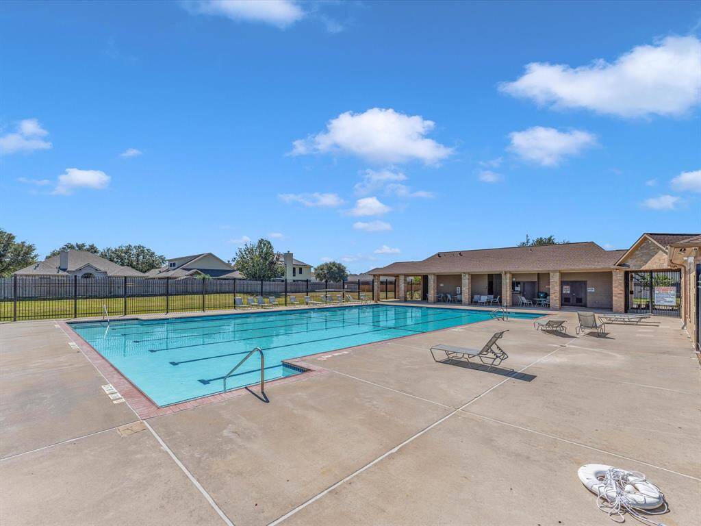 Hannover neighborhood also has a community pool and two parks.