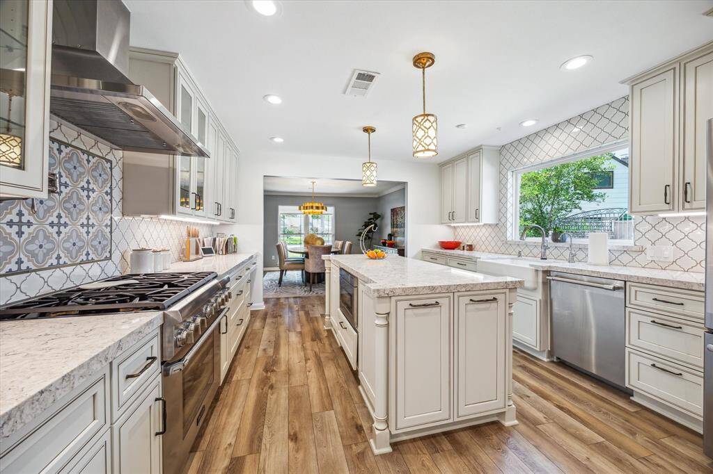 Updated kitchen, high end appliances, quartz counters, large island