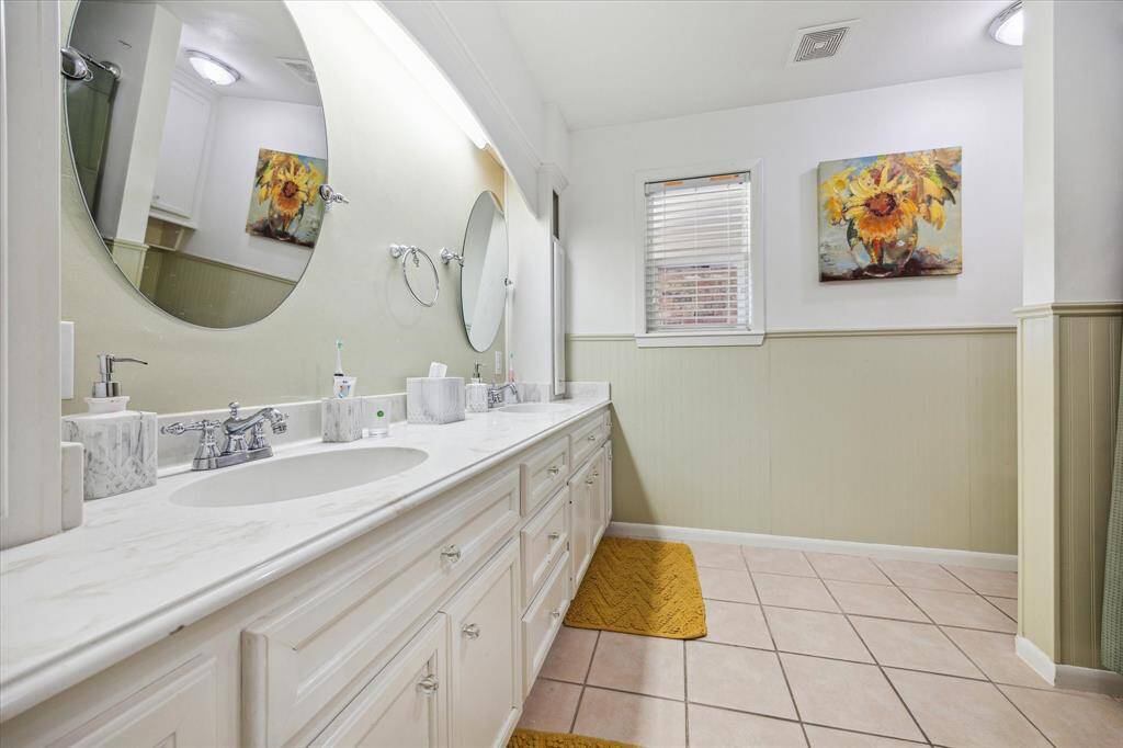Secondary bath, double sinks, tub with shower