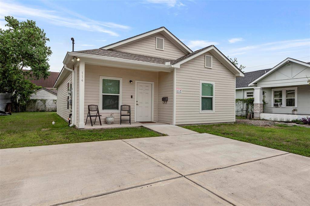 This beautiful one-story home is ready for its next owner! The recently paved driveway provides ample space for parking.