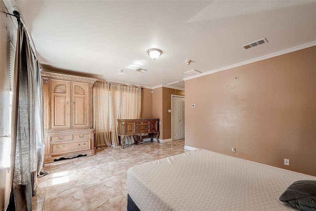 Spacious bedroom 1