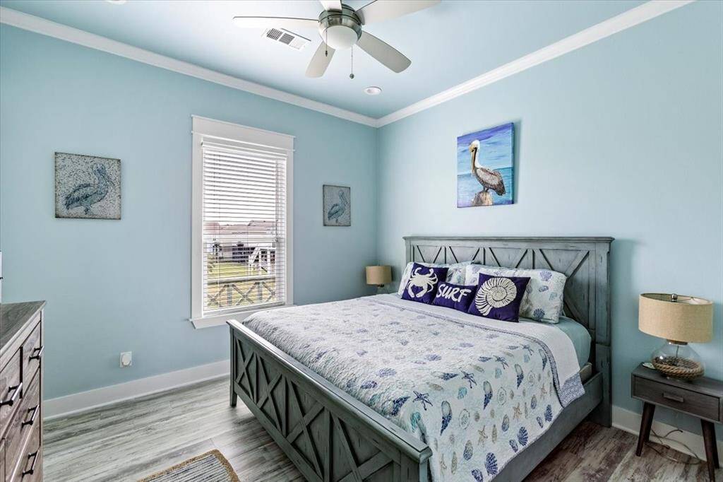 Guest bedroom with spacious closet and ensuite Jack and Jill bathroom. This room has it's own toilet area with a shared shower.