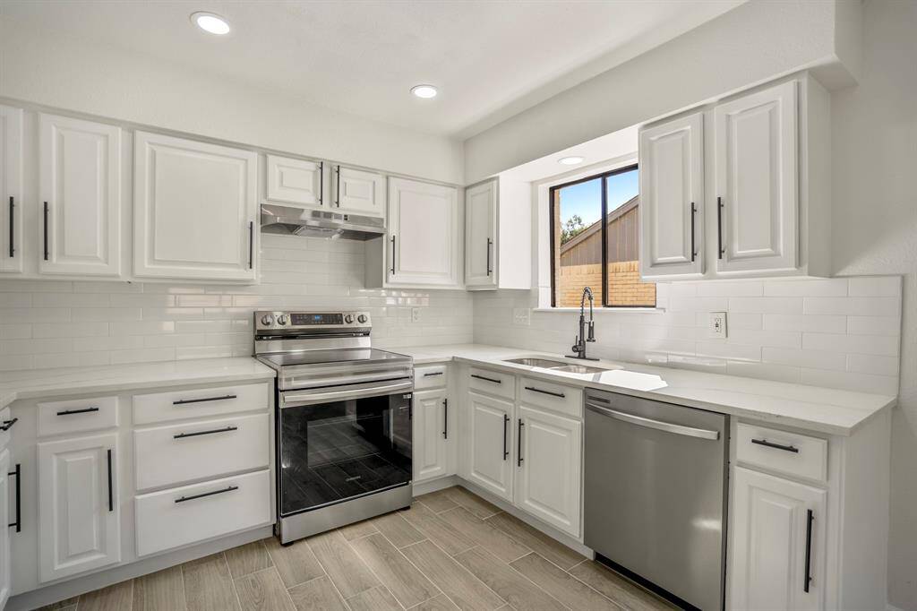 Exquisite kitchen featuring sleek white shaker cabinets adorned with elegant matte black hardware, perfectly paired with premium stainless steel Samsung appliances for a modern, sophisticated finish.