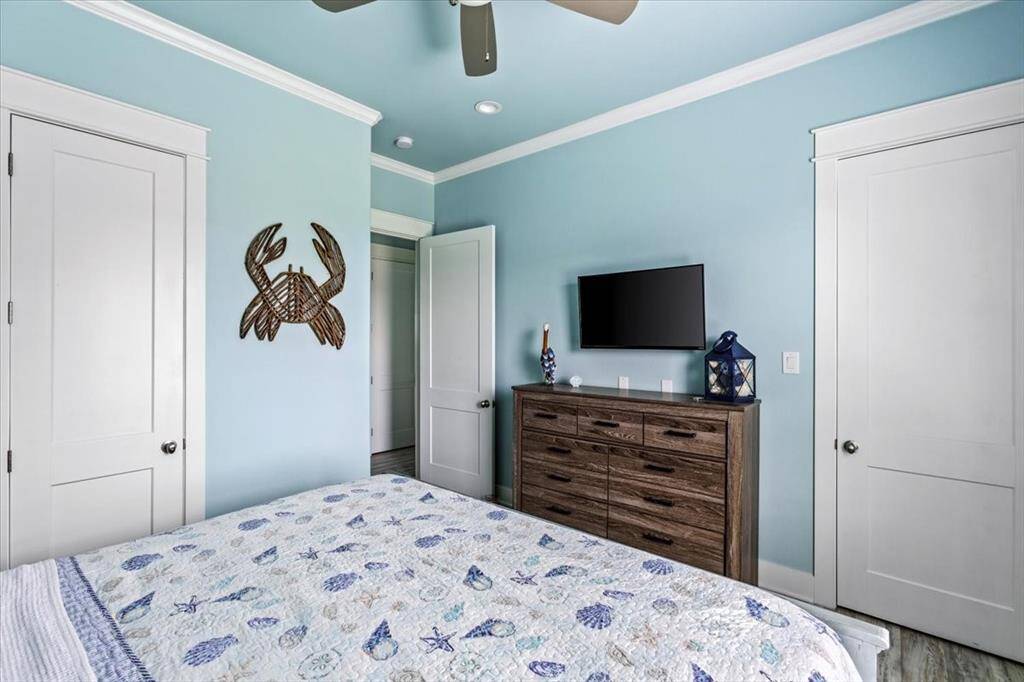 Guest bedroom with spacious closet and ensuite Jack and Jill bathroom. This room has it's own toilet area with a shared shower.