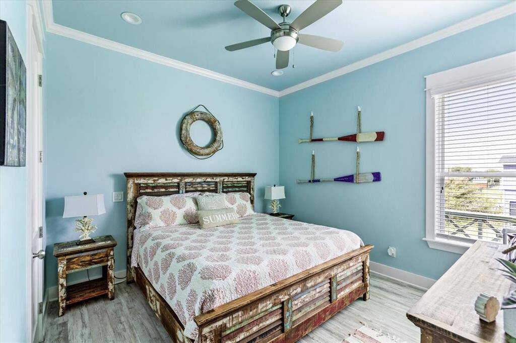 Guest bedroom with spacious closet and ensuite Jack and Jill bathroom. This room has it's own toilet area with a shared shower.