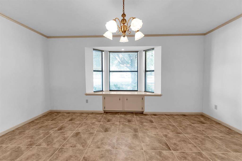 Breakfast room or dining room