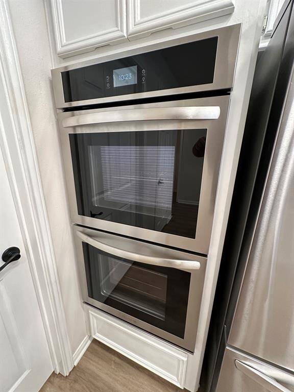 Double eletric oven.