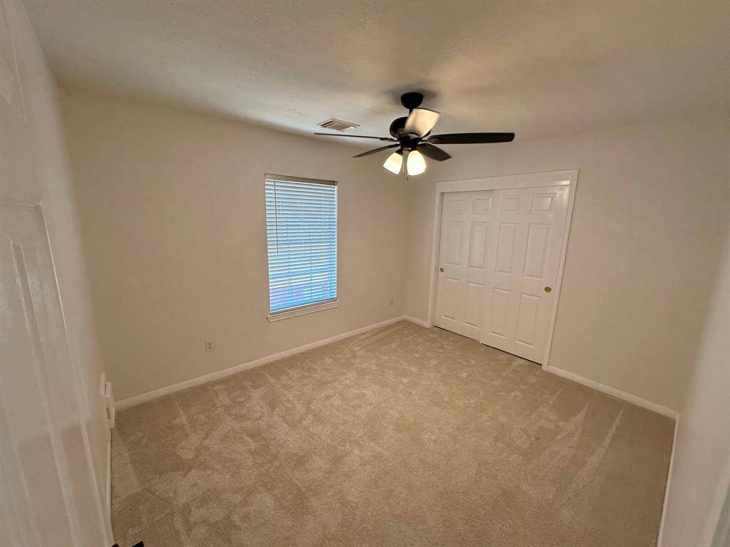 Secondary bedroom.