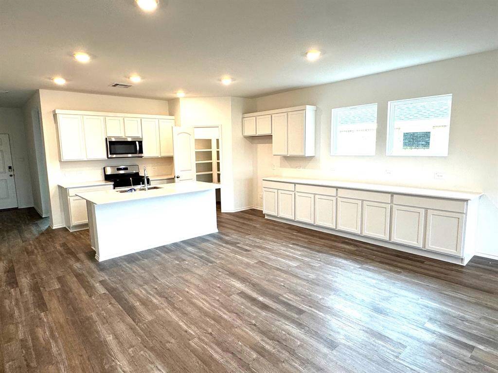 Amazing Kitchen with Beautiful Finishes!