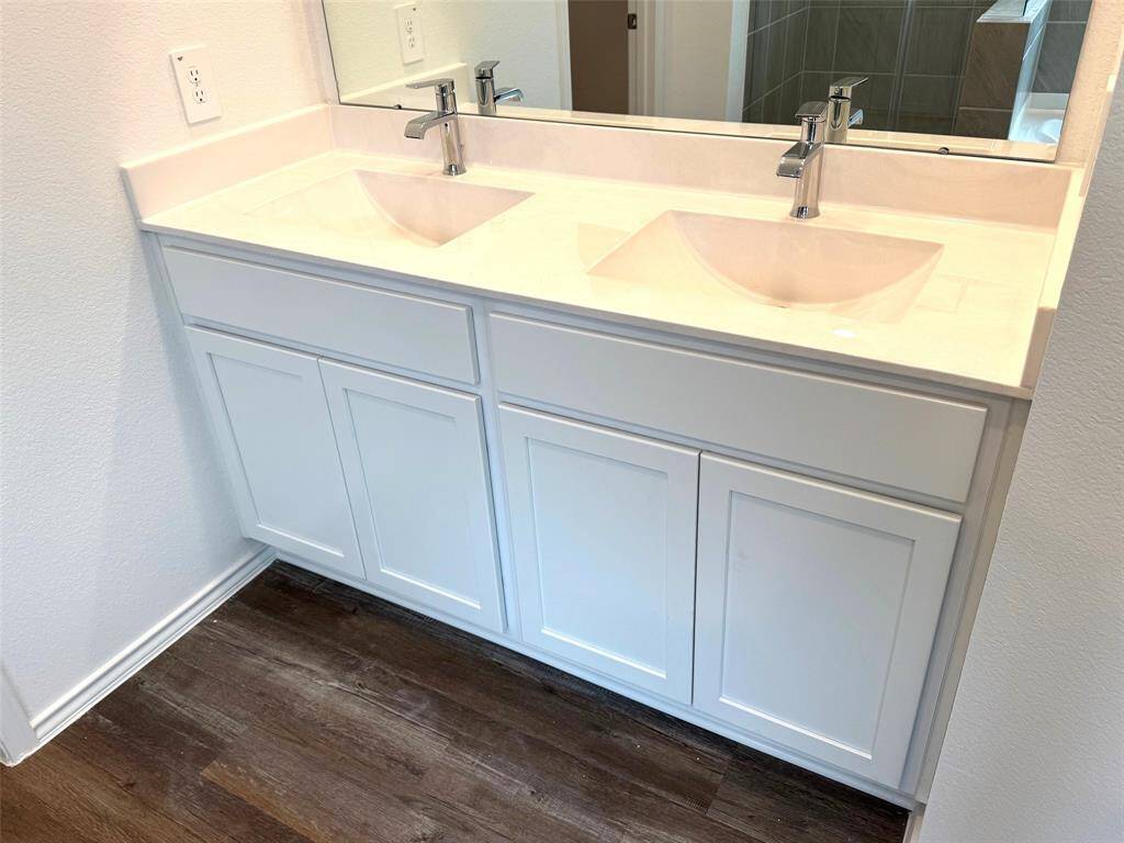 Two Sinks in Primary Bath!