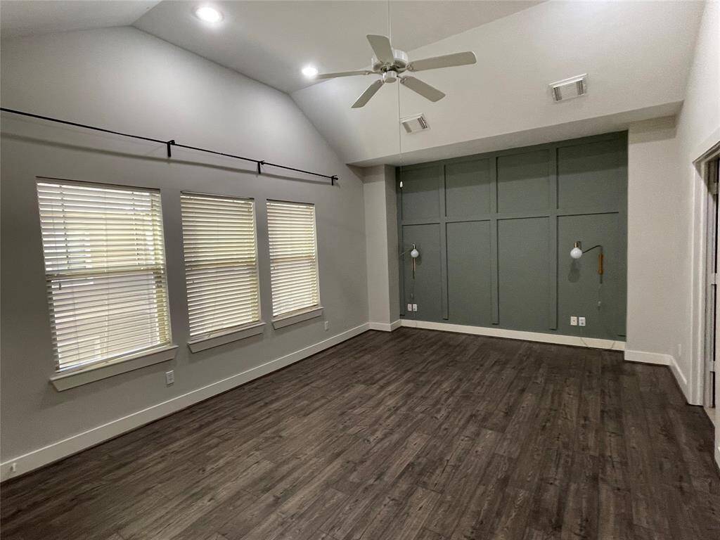 Very spacious primary bedroom