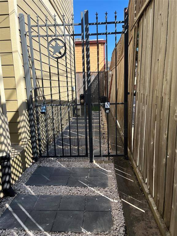 This unit is on the corner so has a side yard as well