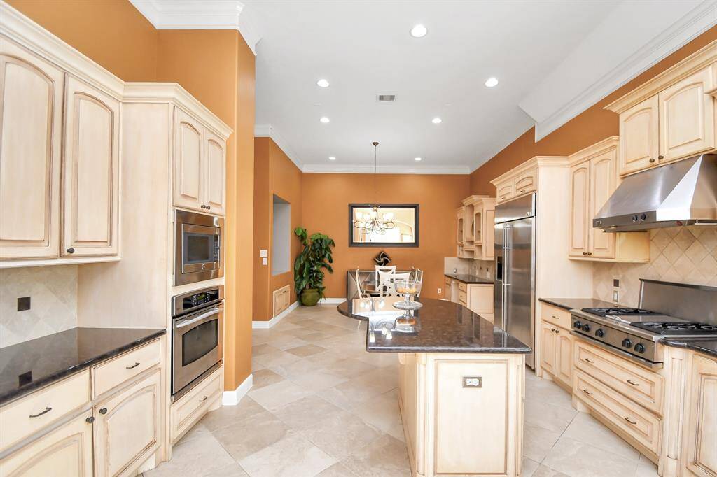 The grand island features a built-in warmer drawer, perfect for entertaining.