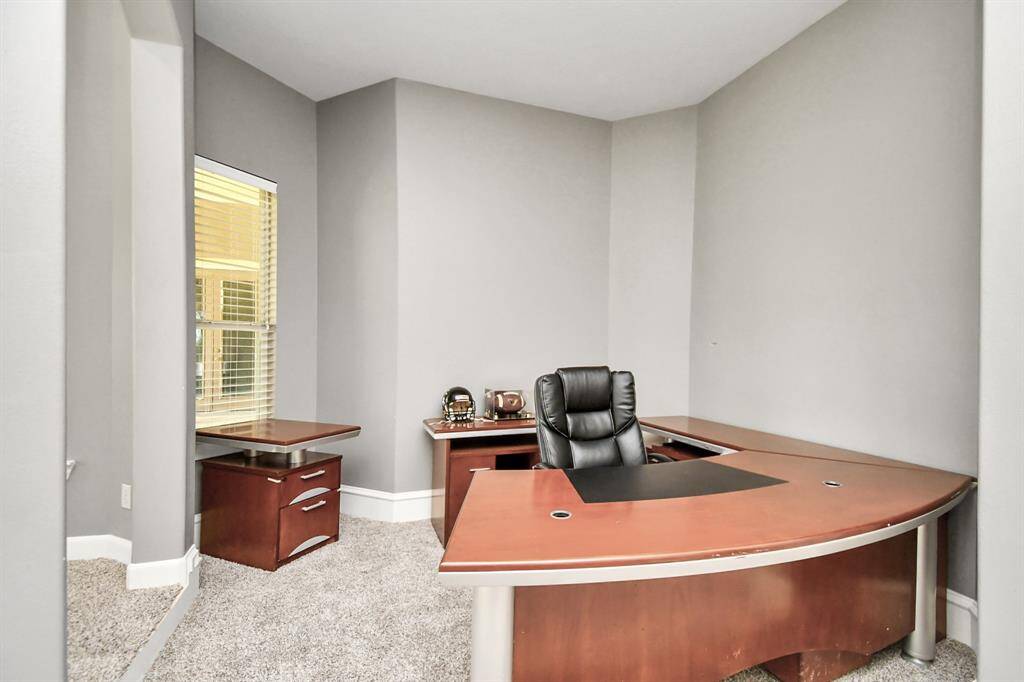 Primary Bedroom includes a sitting room, office, or extra space. This area is equip with water connections for an aquarium so you can create your own underwater oasis.