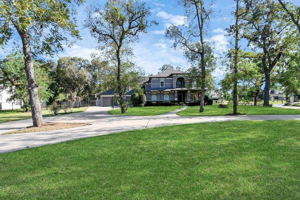 5-Car Garage - Includes an extra-large bay for large vehicles, providing plenty of room forcars, hobbies, or extra storage.