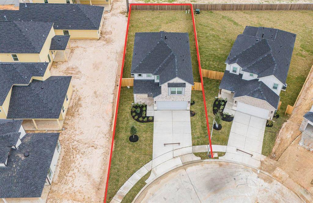 This home sits large CUL-DE-SAC lot with ample yard space in front and the back, lush landscaping and well-maintained yard!Additional aerial view to showcase the ample side yard space.