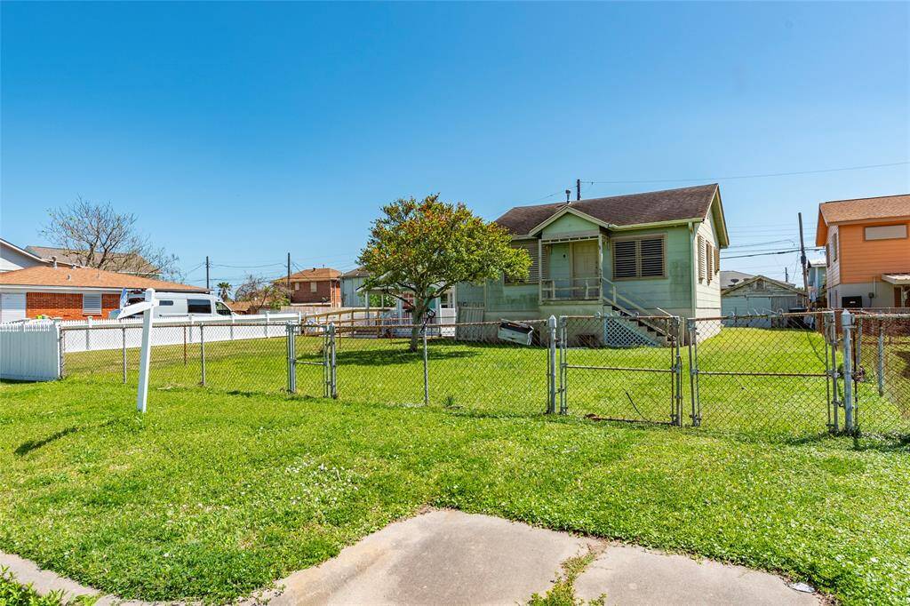 Fully fenced oversized yard