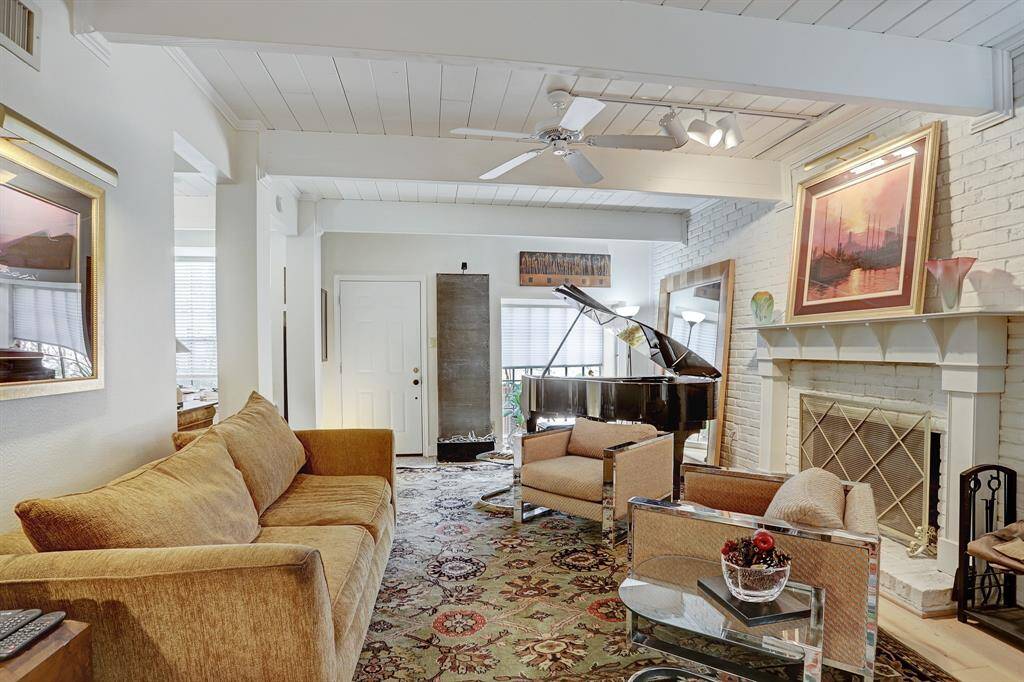 Living Room and Entrance.