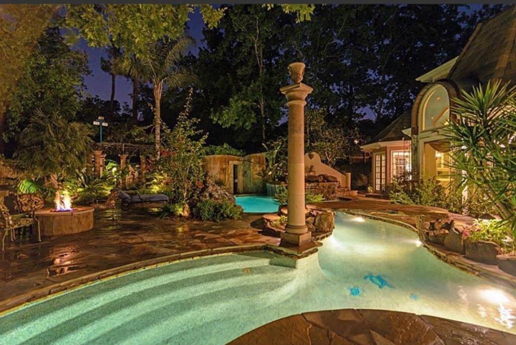 Eat-in Pool Bar