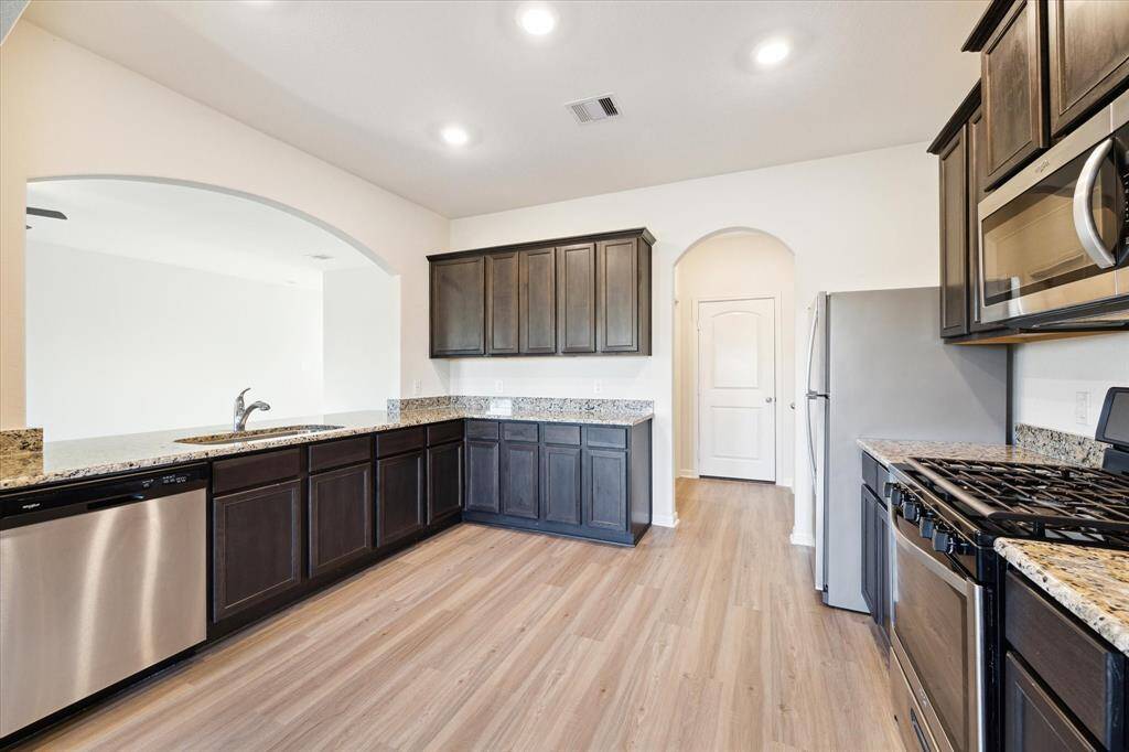 Nice sized kitchen for entertaining and family meal prep