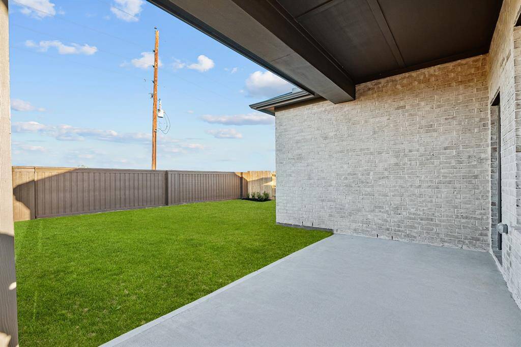 Welcome to The Gardenia by David Weekley Homes. Move-In-Ready Now!
