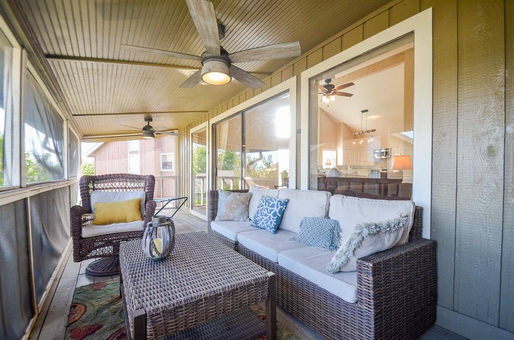 Screened in balcony with nice view of the Lake