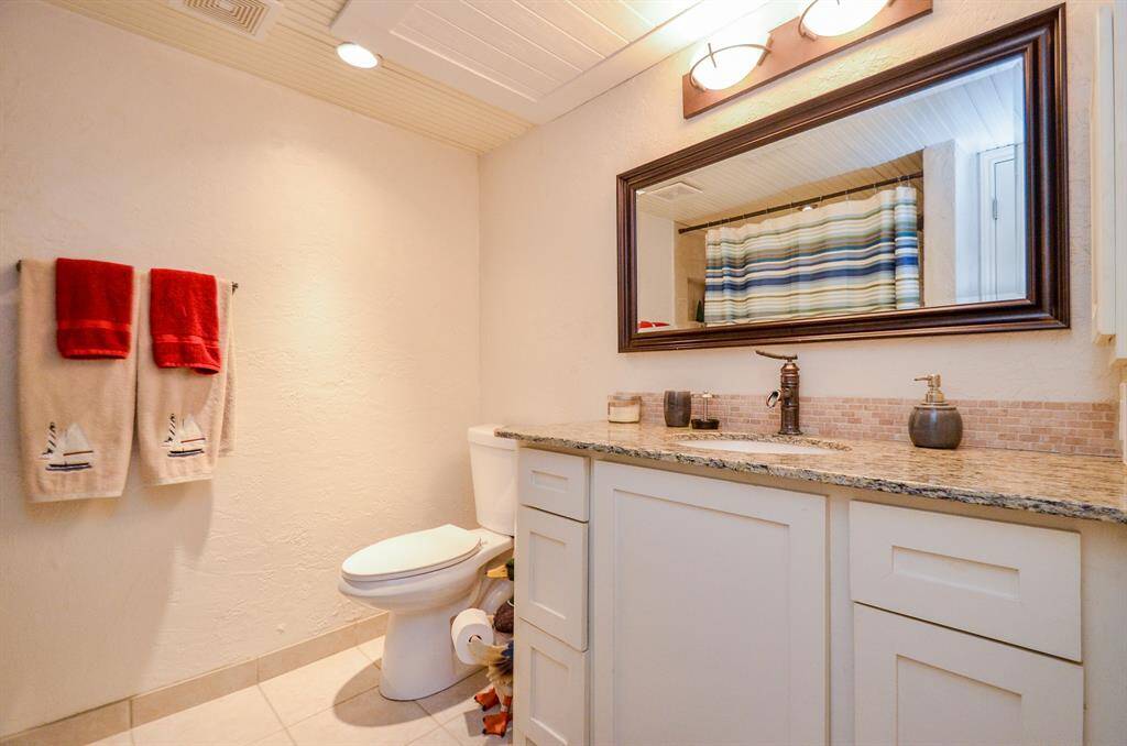 Full bathroom for both secondary bedrooms downstairs