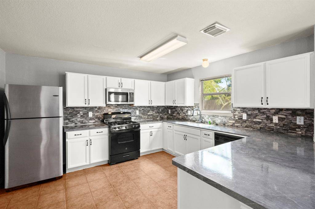 Light & Bright Kitchen. Lots of Counter Space.