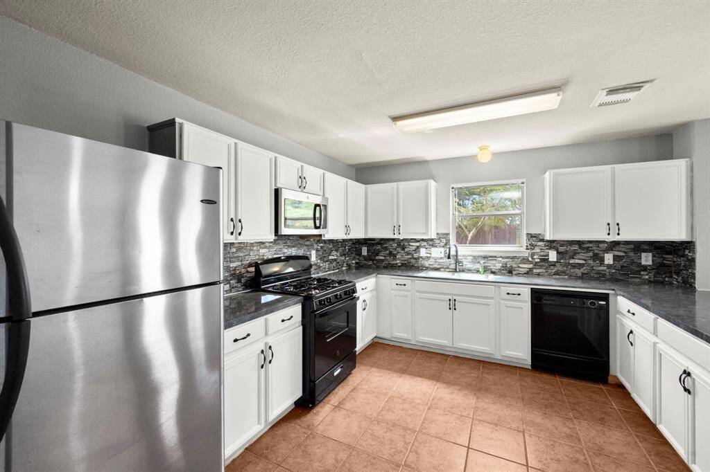 Room for More than 1 Cook in This Kitchen!