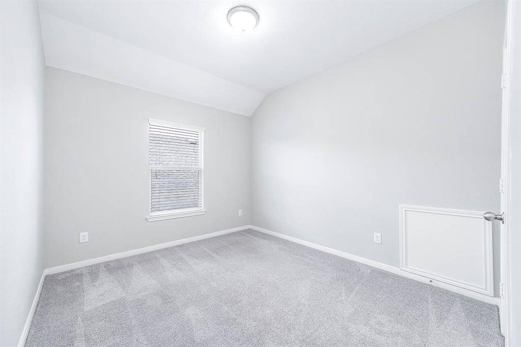 Secondary bedroom.