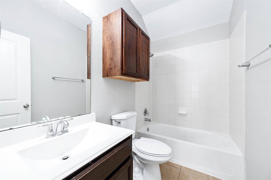 Secondary bedroom 2nd floor with tub shower combo