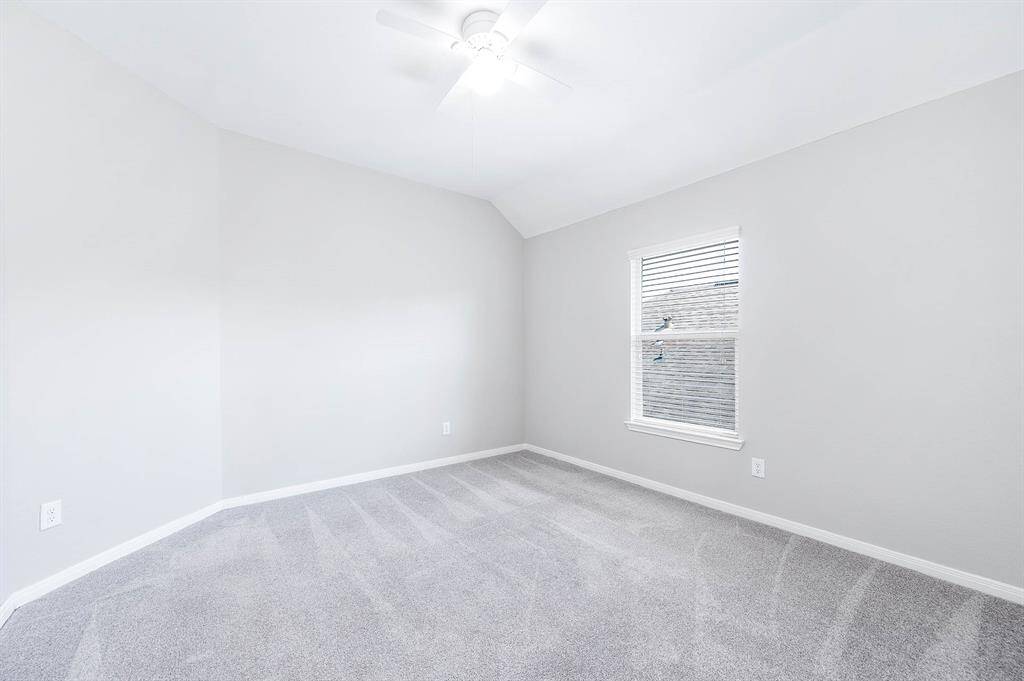 Secondary bedroom.