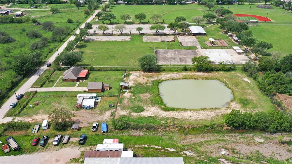 neighboring Hovas Park with a playground and sports courts, making this location even more attractive for families.