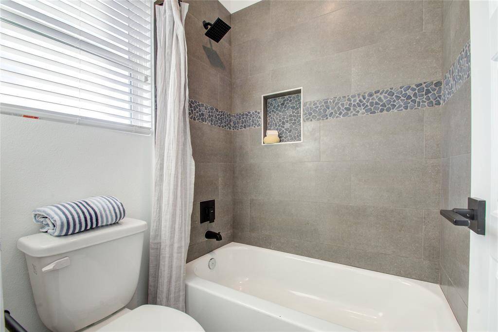 Secondary bathroom with Quartz countertops and shower/tub. Model home photos, finishes and floor plan MAY VARY!