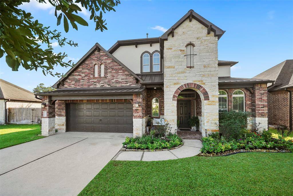 Welcome to this updated home in the country club community of Bentwater!